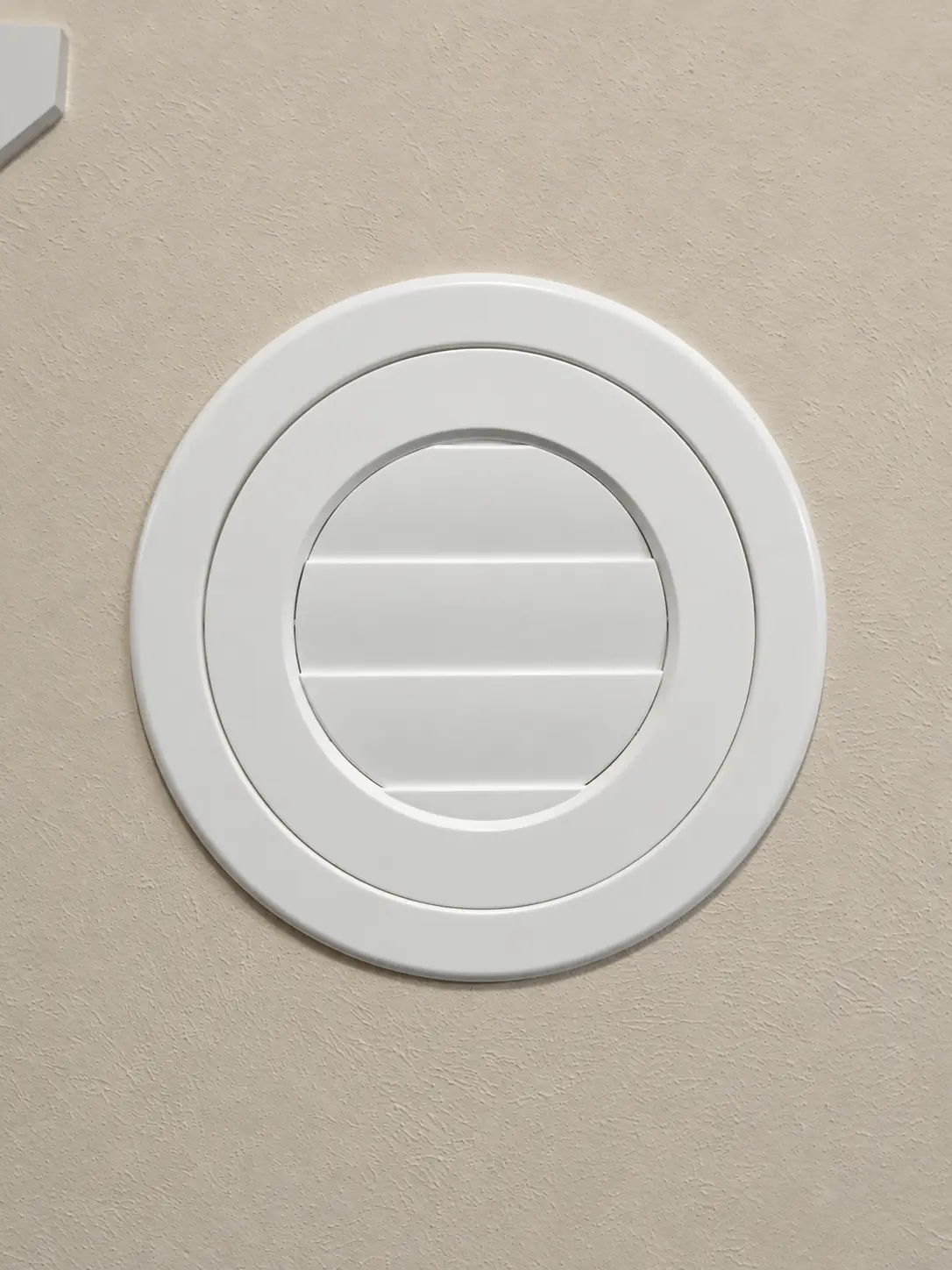 Closed custom round plantation shutter